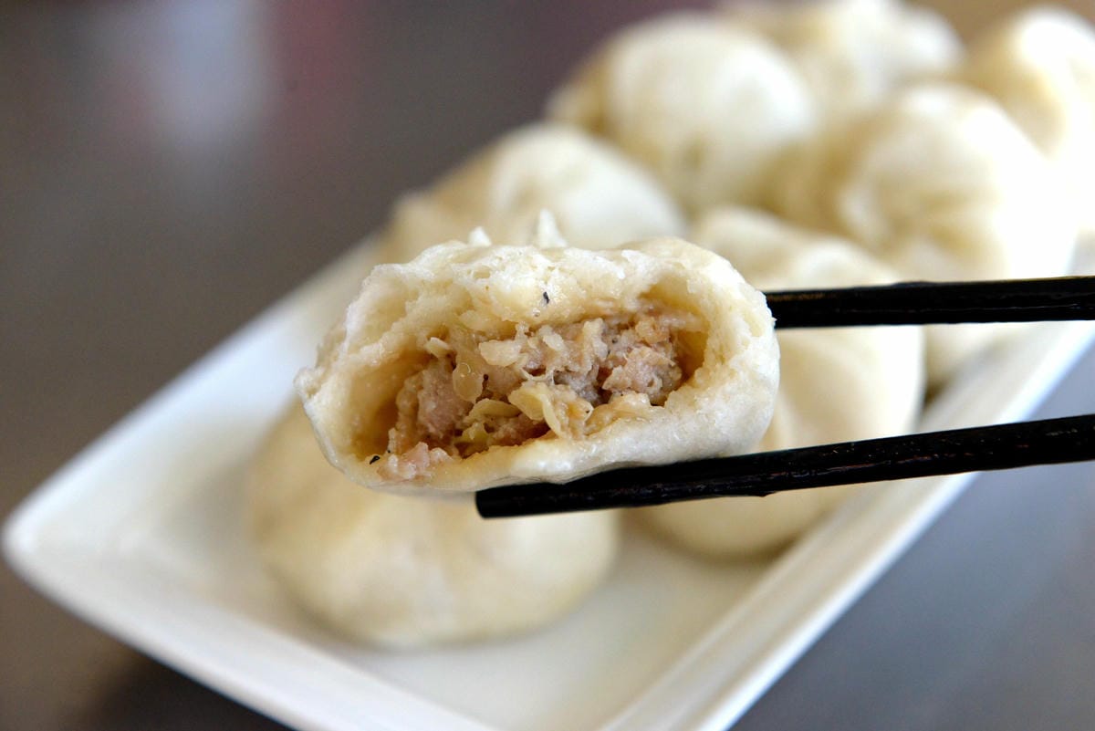 [基隆仁愛]飽福帶筋肉羹 – 基隆網友推薦的好吃肉羹,肉羹選用帶筋的胛心肉並經過店家特別處理,完全真材實料,口感紮實有咬勁,搭配上王子麵的肉羹王子麵更是一絕。