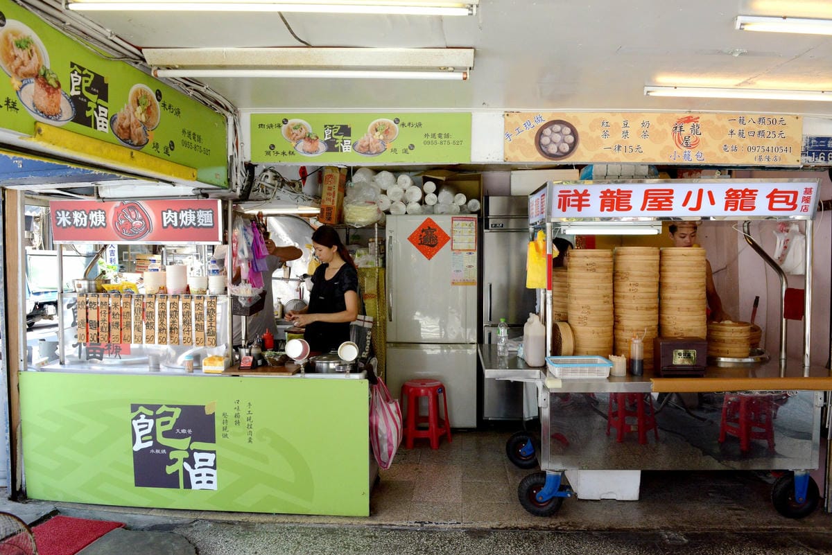 [基隆仁愛]飽福帶筋肉羹 – 基隆網友推薦的好吃肉羹,肉羹選用帶筋的胛心肉並經過店家特別處理,完全真材實料,口感紮實有咬勁,搭配上王子麵的肉羹王子麵更是一絕。