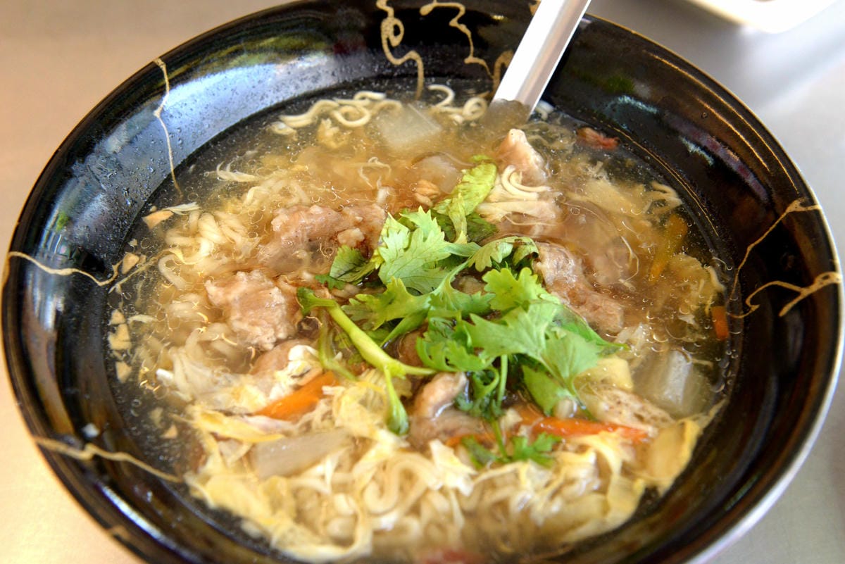 [基隆仁愛]飽福帶筋肉羹 – 基隆網友推薦的好吃肉羹,肉羹選用帶筋的胛心肉並經過店家特別處理,完全真材實料,口感紮實有咬勁,搭配上王子麵的肉羹王子麵更是一絕。
