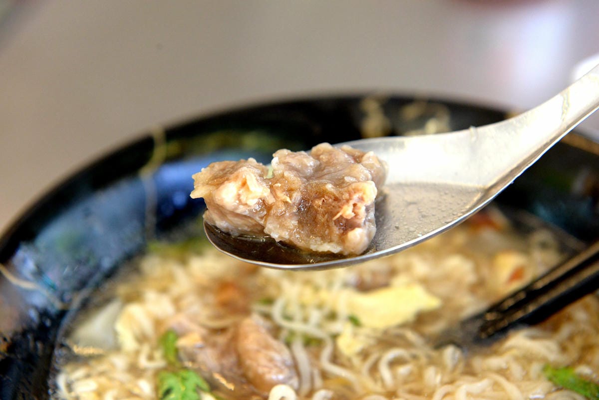 [基隆仁愛]飽福帶筋肉羹 – 基隆網友推薦的好吃肉羹,肉羹選用帶筋的胛心肉並經過店家特別處理,完全真材實料,口感紮實有咬勁,搭配上王子麵的肉羹王子麵更是一絕。