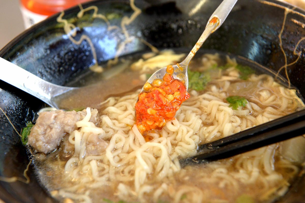 [基隆仁愛]飽福帶筋肉羹 – 基隆網友推薦的好吃肉羹,肉羹選用帶筋的胛心肉並經過店家特別處理,完全真材實料,口感紮實有咬勁,搭配上王子麵的肉羹王子麵更是一絕。