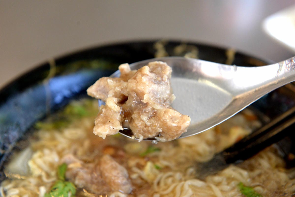 [基隆仁愛]飽福帶筋肉羹 – 基隆網友推薦的好吃肉羹,肉羹選用帶筋的胛心肉並經過店家特別處理,完全真材實料,口感紮實有咬勁,搭配上王子麵的肉羹王子麵更是一絕。