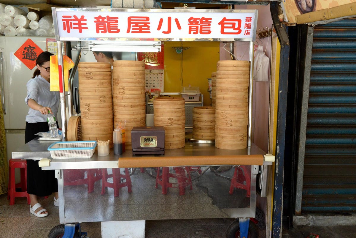 [基隆仁愛]飽福帶筋肉羹 – 基隆網友推薦的好吃肉羹,肉羹選用帶筋的胛心肉並經過店家特別處理,完全真材實料,口感紮實有咬勁,搭配上王子麵的肉羹王子麵更是一絕。
