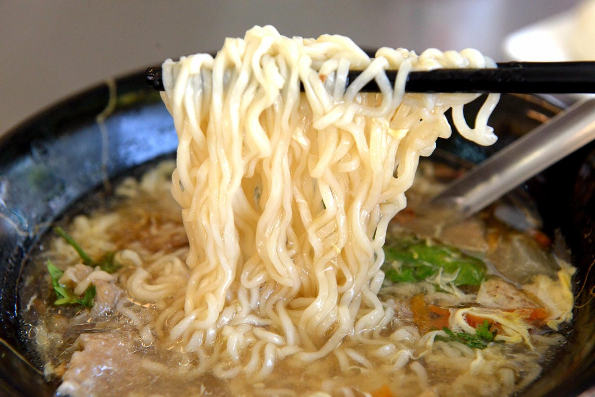 [基隆仁愛]飽福帶筋肉羹 – 基隆網友推薦的好吃肉羹,肉羹選用帶筋的胛心肉並經過店家特別處理,完全真材實料,口感紮實有咬勁,搭配上王子麵的肉羹王子麵更是一絕。
