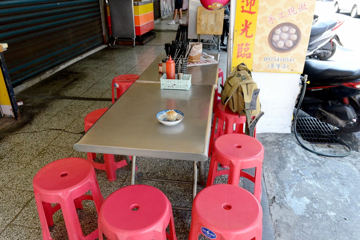[基隆仁愛]飽福帶筋肉羹 – 基隆網友推薦的好吃肉羹,肉羹選用帶筋的胛心肉並經過店家特別處理,完全真材實料,口感紮實有咬勁,搭配上王子麵的肉羹王子麵更是一絕。