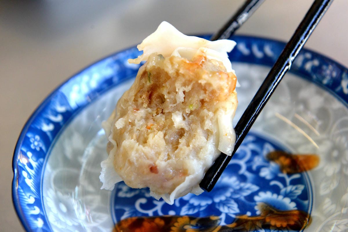 [基隆仁愛]飽福帶筋肉羹 – 基隆網友推薦的好吃肉羹,肉羹選用帶筋的胛心肉並經過店家特別處理,完全真材實料,口感紮實有咬勁,搭配上王子麵的肉羹王子麵更是一絕。