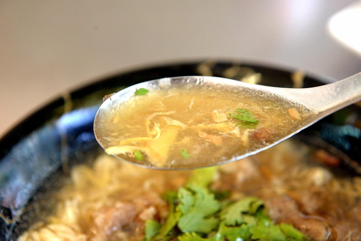 [基隆仁愛]飽福帶筋肉羹 – 基隆網友推薦的好吃肉羹,肉羹選用帶筋的胛心肉並經過店家特別處理,完全真材實料,口感紮實有咬勁,搭配上王子麵的肉羹王子麵更是一絕。