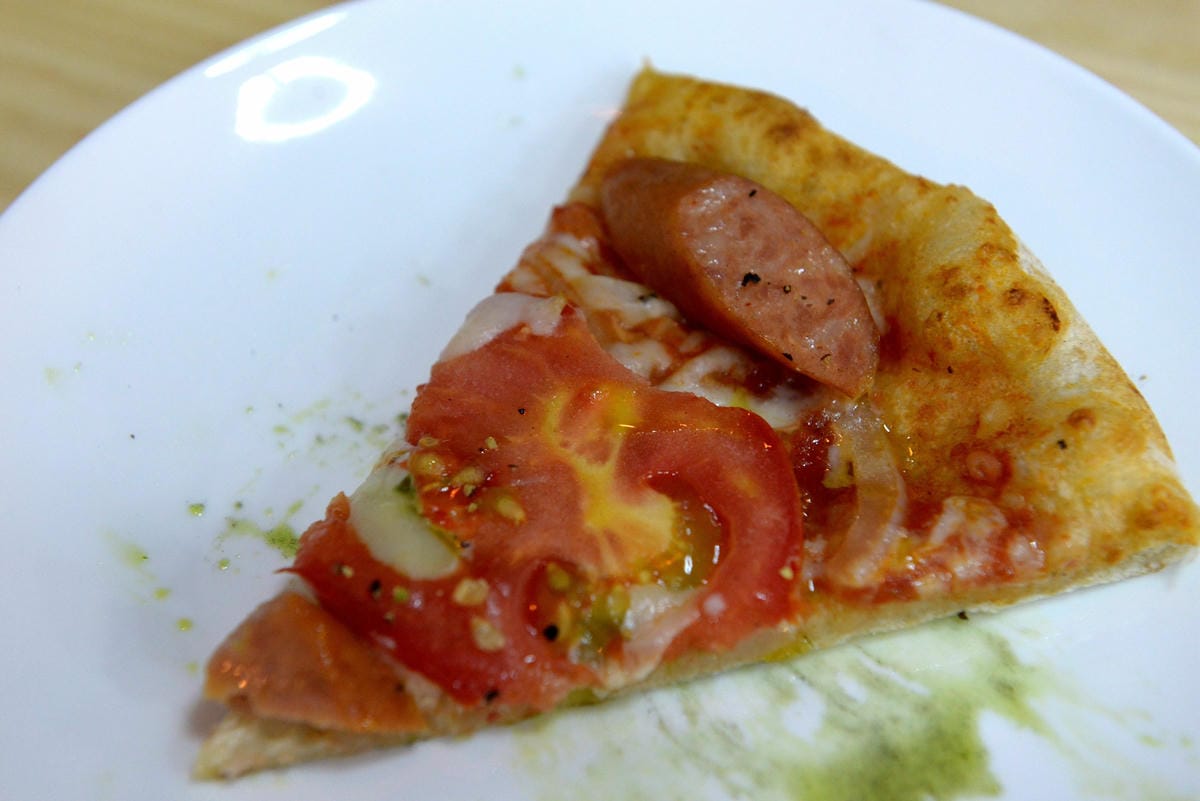[台中沙鹿]麥販手工窯烤披薩 – 店內沒有賣飯只有賣披薩,餅皮口感很棒,配料還算實在,目前到八月底試賣期間一律9折,打卡還有送一瓶可樂。(已歇業)