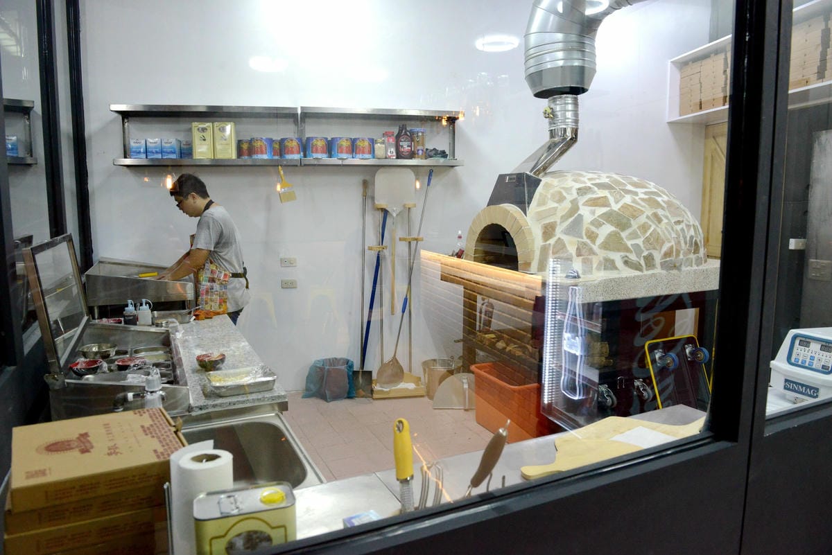[台中沙鹿]麥販手工窯烤披薩 – 店內沒有賣飯只有賣披薩,餅皮口感很棒,配料還算實在,目前到八月底試賣期間一律9折,打卡還有送一瓶可樂。(已歇業)