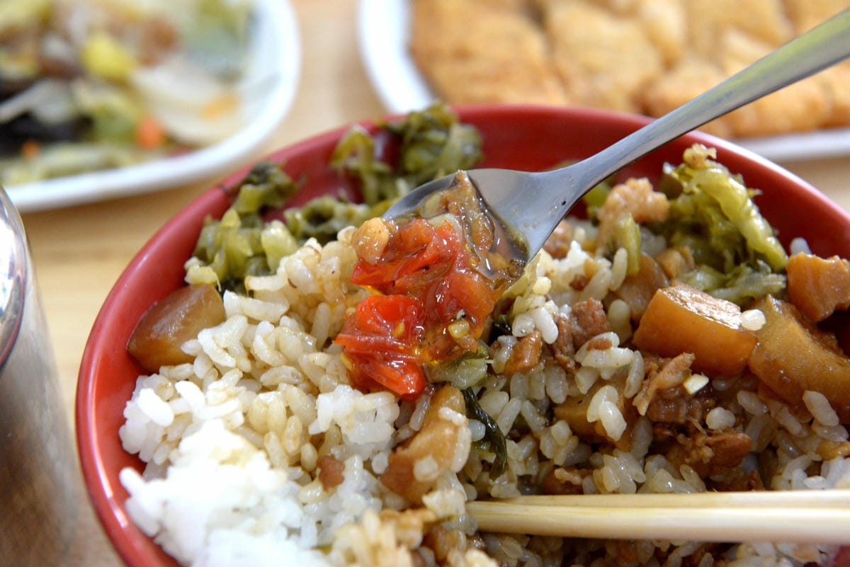 [台中梧棲]阿吉魯肉飯 – 梧棲新開幕的魯肉飯,手切魯肉充滿膠質口感Q彈,酸菜解膩又開胃,炸排骨一大塊才35元也很推薦。(店家邀約)