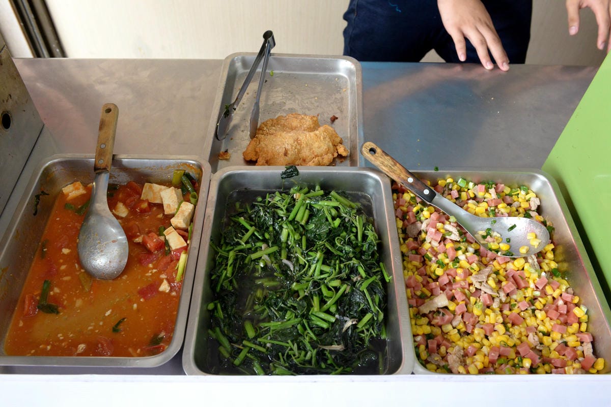 [台中梧棲]阿吉魯肉飯 – 梧棲新開幕的魯肉飯,手切魯肉充滿膠質口感Q彈,酸菜解膩又開胃,炸排骨一大塊才35元也很推薦。(店家邀約)