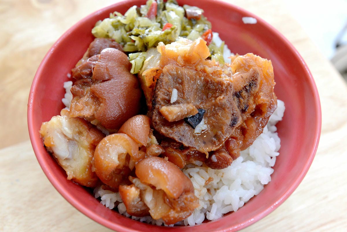[台中梧棲]阿吉魯肉飯 – 梧棲新開幕的魯肉飯,手切魯肉充滿膠質口感Q彈,酸菜解膩又開胃,炸排骨一大塊才35元也很推薦。(店家邀約)