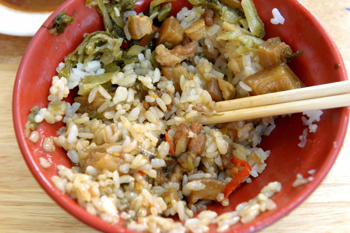 [台中梧棲]阿吉魯肉飯 – 梧棲新開幕的魯肉飯,手切魯肉充滿膠質口感Q彈,酸菜解膩又開胃,炸排骨一大塊才35元也很推薦。(店家邀約)
