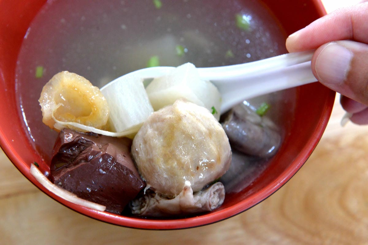 [台中梧棲]阿吉魯肉飯 – 梧棲新開幕的魯肉飯,手切魯肉充滿膠質口感Q彈,酸菜解膩又開胃,炸排骨一大塊才35元也很推薦。(店家邀約)