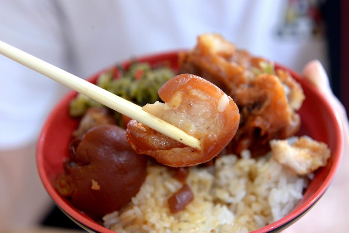 [台中梧棲]阿吉魯肉飯 – 梧棲新開幕的魯肉飯,手切魯肉充滿膠質口感Q彈,酸菜解膩又開胃,炸排骨一大塊才35元也很推薦。(店家邀約)