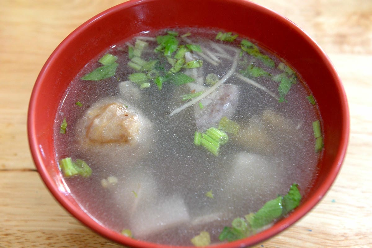 [台中梧棲]阿吉魯肉飯 – 梧棲新開幕的魯肉飯,手切魯肉充滿膠質口感Q彈,酸菜解膩又開胃,炸排骨一大塊才35元也很推薦。(店家邀約)