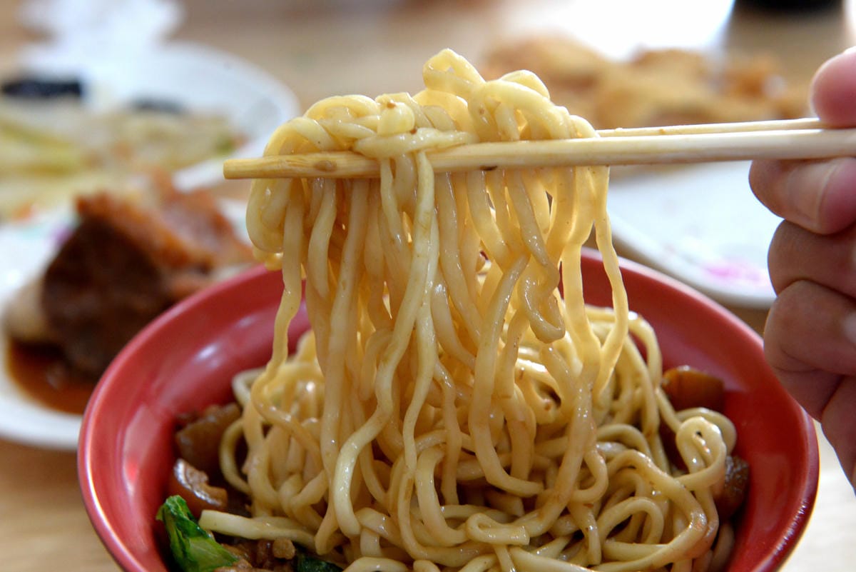 [台中梧棲]阿吉魯肉飯 – 梧棲新開幕的魯肉飯,手切魯肉充滿膠質口感Q彈,酸菜解膩又開胃,炸排骨一大塊才35元也很推薦。(店家邀約)