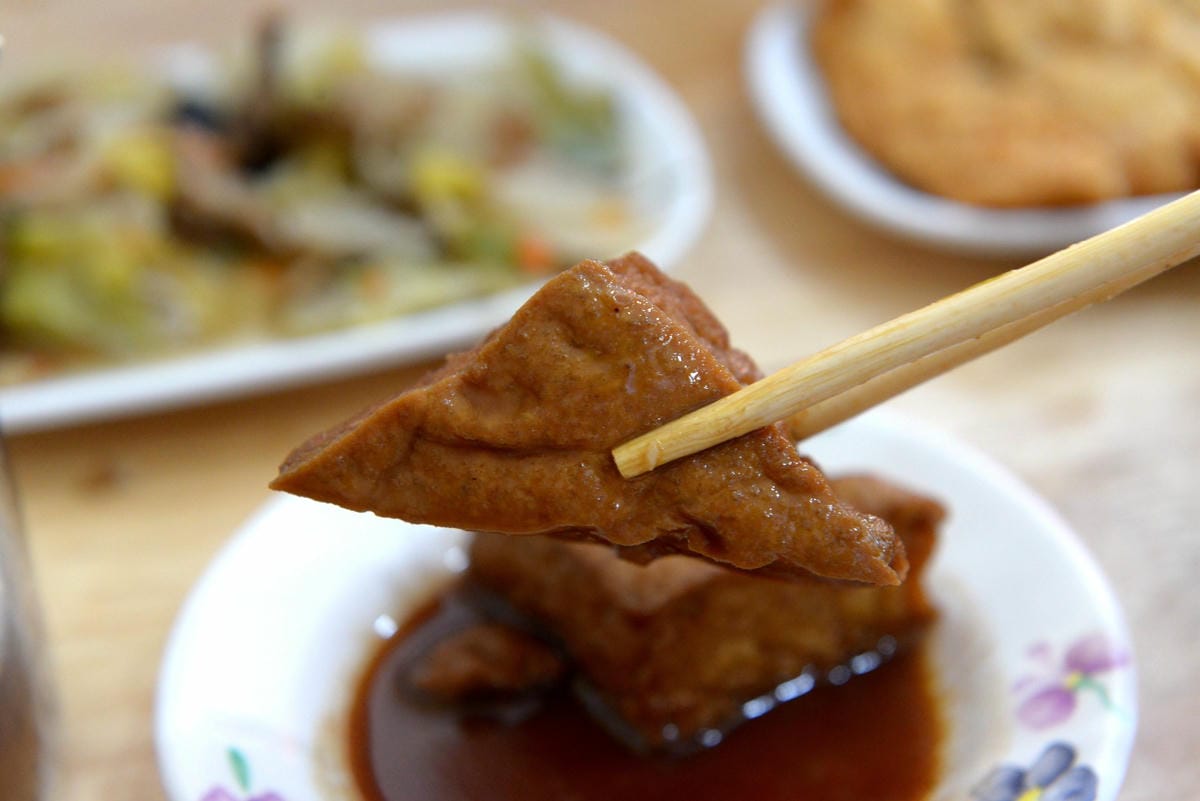 [台中梧棲]阿吉魯肉飯 – 梧棲新開幕的魯肉飯,手切魯肉充滿膠質口感Q彈,酸菜解膩又開胃,炸排骨一大塊才35元也很推薦。(店家邀約)