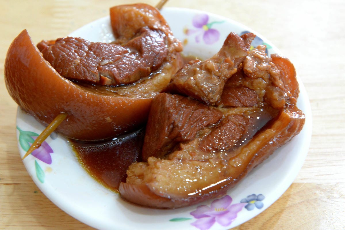 [台中梧棲]阿吉魯肉飯 – 梧棲新開幕的魯肉飯,手切魯肉充滿膠質口感Q彈,酸菜解膩又開胃,炸排骨一大塊才35元也很推薦。(店家邀約)