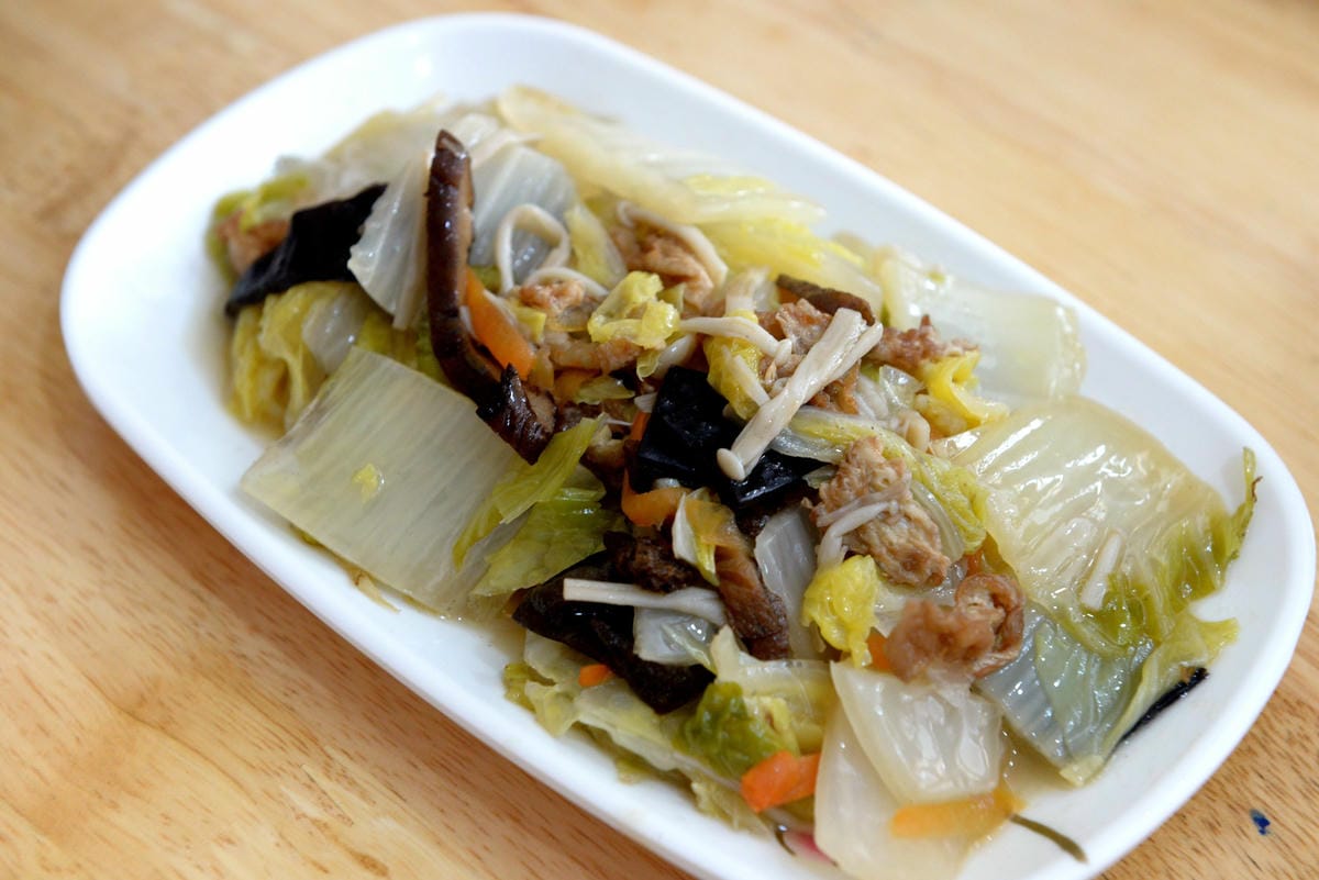 [台中梧棲]阿吉魯肉飯 – 梧棲新開幕的魯肉飯,手切魯肉充滿膠質口感Q彈,酸菜解膩又開胃,炸排骨一大塊才35元也很推薦。(店家邀約)