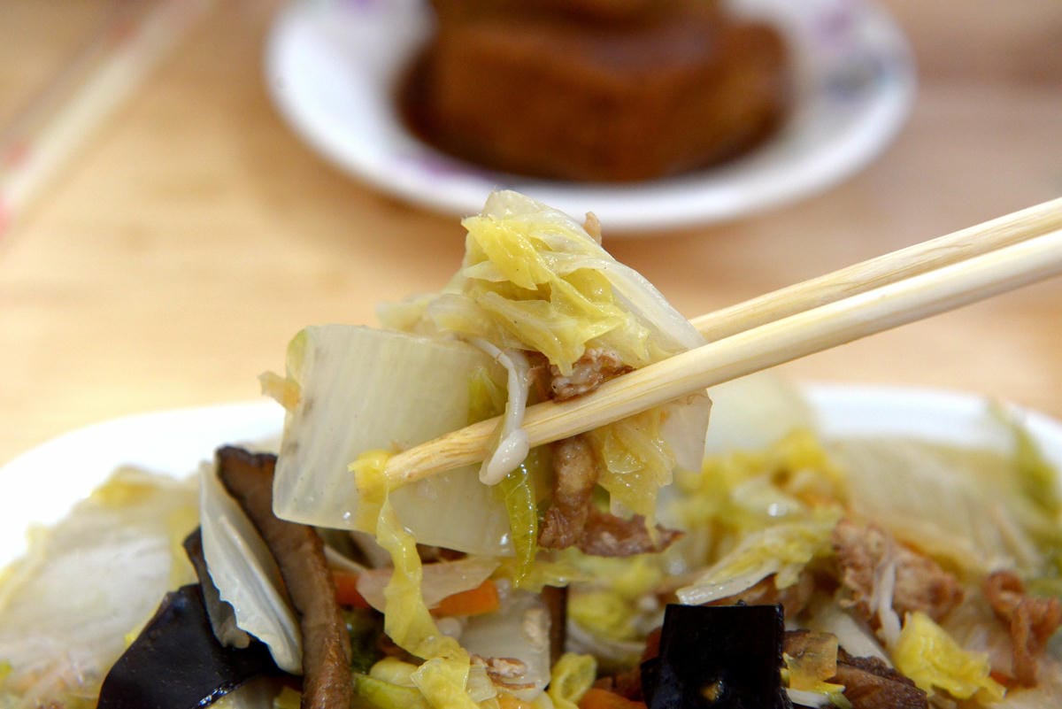[台中梧棲]阿吉魯肉飯 – 梧棲新開幕的魯肉飯,手切魯肉充滿膠質口感Q彈,酸菜解膩又開胃,炸排骨一大塊才35元也很推薦。(店家邀約)
