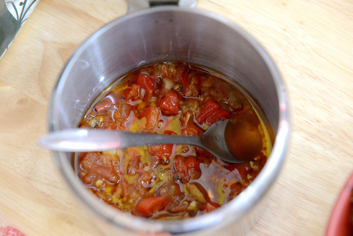 [台中梧棲]阿吉魯肉飯 – 梧棲新開幕的魯肉飯,手切魯肉充滿膠質口感Q彈,酸菜解膩又開胃,炸排骨一大塊才35元也很推薦。(店家邀約)