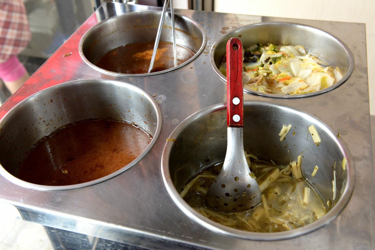 [台中梧棲]阿吉魯肉飯 – 梧棲新開幕的魯肉飯,手切魯肉充滿膠質口感Q彈,酸菜解膩又開胃,炸排骨一大塊才35元也很推薦。(店家邀約)
