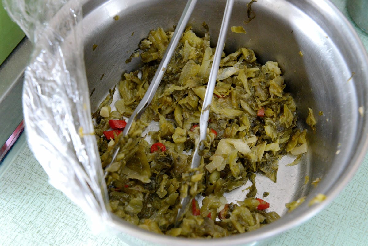 [台中梧棲]阿吉魯肉飯 – 梧棲新開幕的魯肉飯,手切魯肉充滿膠質口感Q彈,酸菜解膩又開胃,炸排骨一大塊才35元也很推薦。(店家邀約)