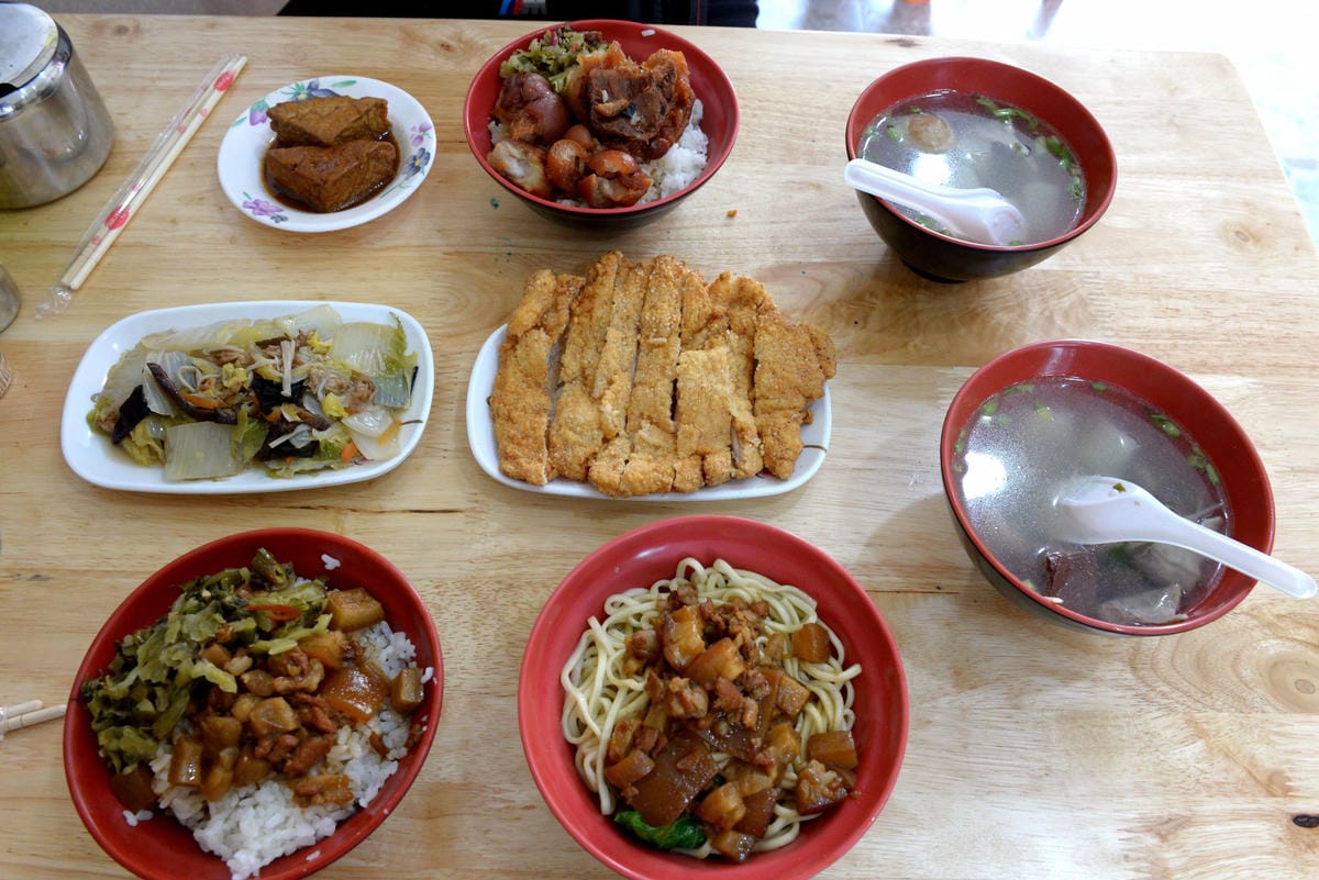 [台中梧棲]阿吉魯肉飯 – 梧棲新開幕的魯肉飯,手切魯肉充滿膠質口感Q彈,酸菜解膩又開胃,炸排骨一大塊才35元也很推薦。(店家邀約)