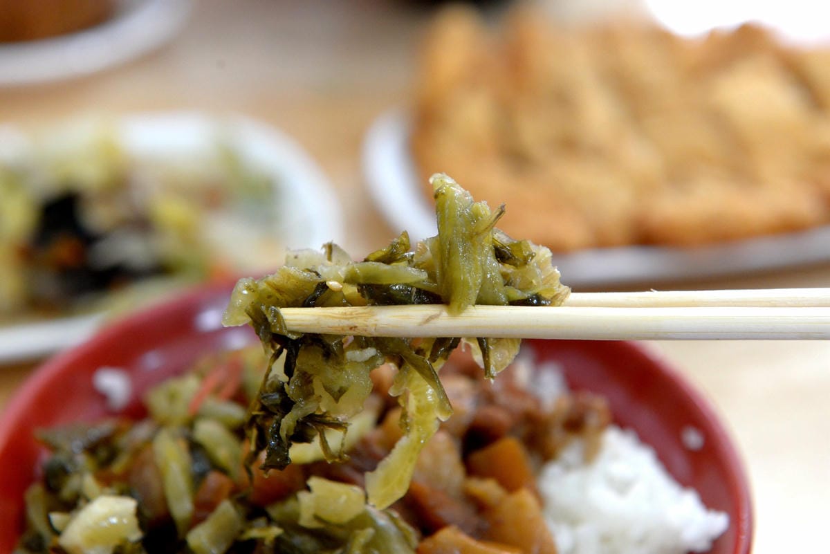 [台中梧棲]阿吉魯肉飯 – 梧棲新開幕的魯肉飯,手切魯肉充滿膠質口感Q彈,酸菜解膩又開胃,炸排骨一大塊才35元也很推薦。(店家邀約)
