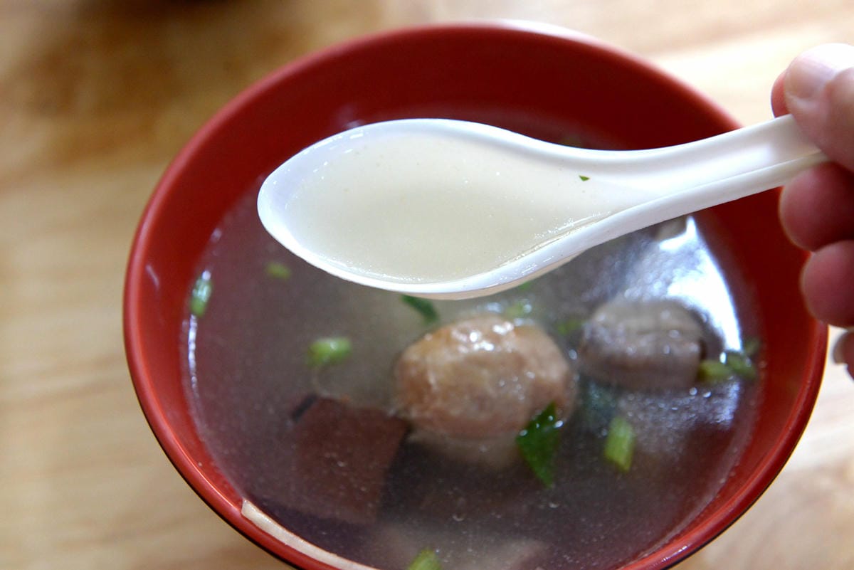 [台中梧棲]阿吉魯肉飯 – 梧棲新開幕的魯肉飯,手切魯肉充滿膠質口感Q彈,酸菜解膩又開胃,炸排骨一大塊才35元也很推薦。(店家邀約)