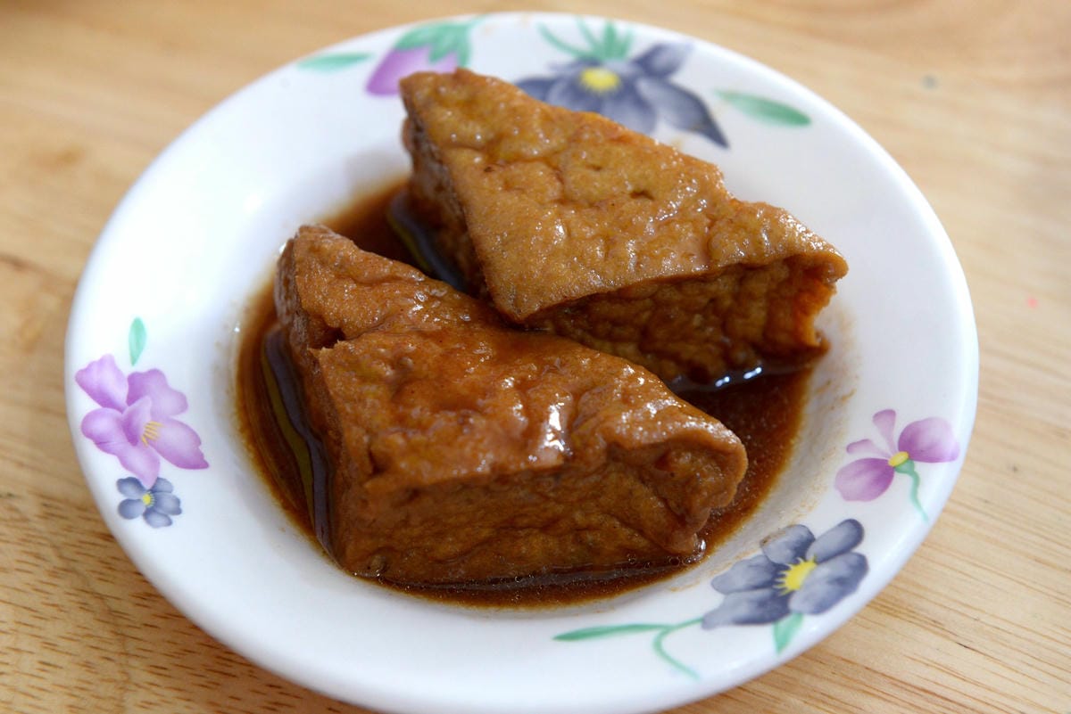[台中梧棲]阿吉魯肉飯 – 梧棲新開幕的魯肉飯,手切魯肉充滿膠質口感Q彈,酸菜解膩又開胃,炸排骨一大塊才35元也很推薦。(店家邀約)