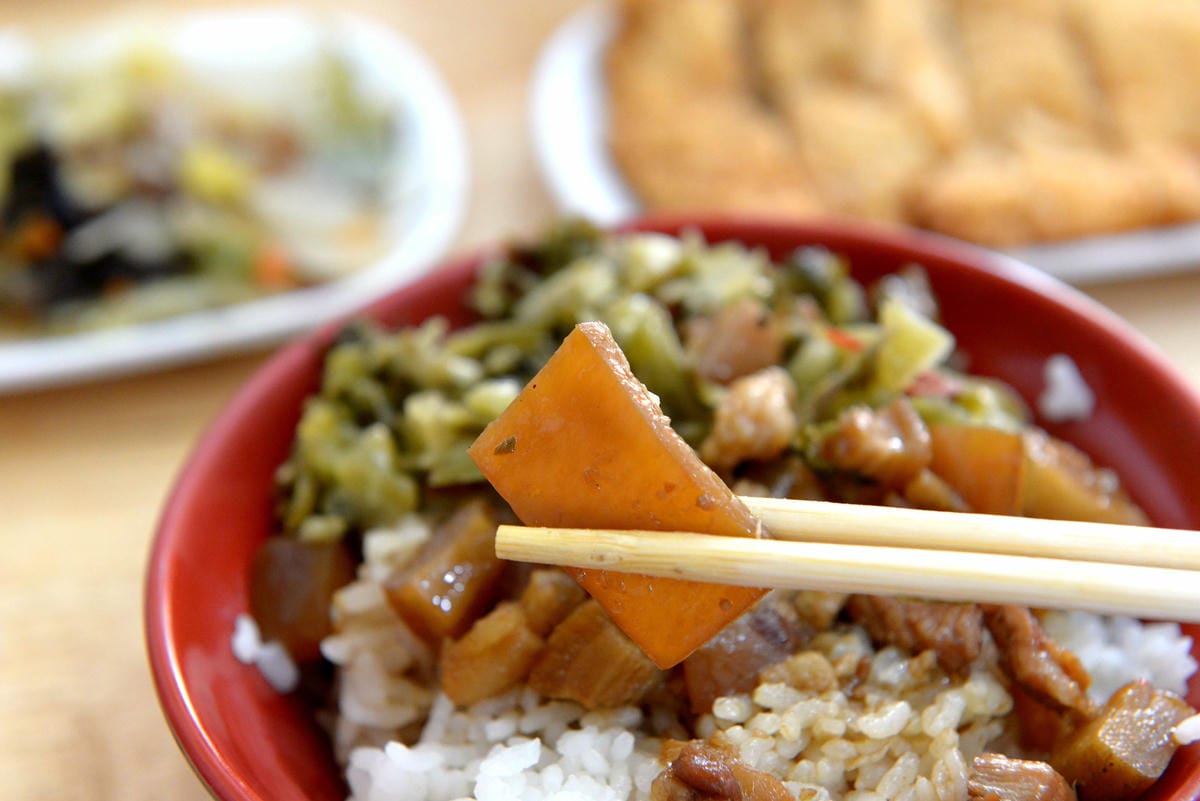 [台中梧棲]阿吉魯肉飯 – 梧棲新開幕的魯肉飯,手切魯肉充滿膠質口感Q彈,酸菜解膩又開胃,炸排骨一大塊才35元也很推薦。(店家邀約)