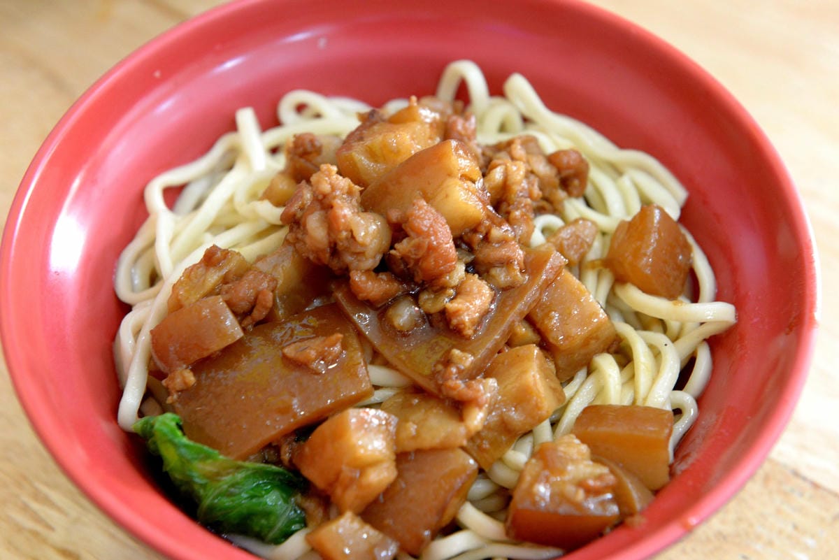 [台中梧棲]阿吉魯肉飯 – 梧棲新開幕的魯肉飯,手切魯肉充滿膠質口感Q彈,酸菜解膩又開胃,炸排骨一大塊才35元也很推薦。(店家邀約)