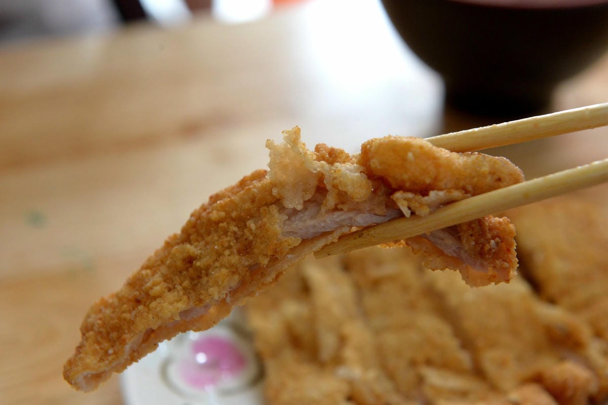[台中梧棲]阿吉魯肉飯 – 梧棲新開幕的魯肉飯,手切魯肉充滿膠質口感Q彈,酸菜解膩又開胃,炸排骨一大塊才35元也很推薦。(店家邀約)
