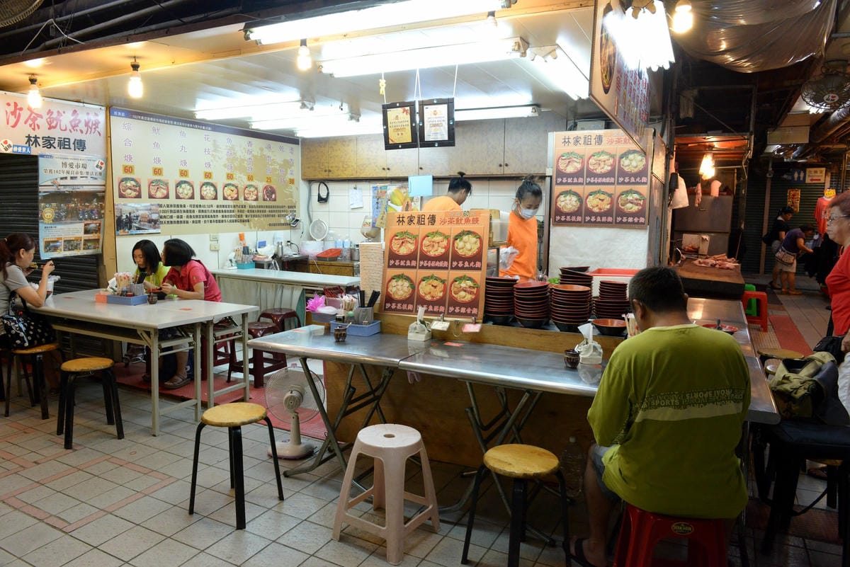 [基隆仁愛]林家祖傳沙茶魷魚羹 & 福記小吃 – “仁愛市場”美食名攤,祖傳湯頭的沙茶魷魚羹 & 美食節目推薦的炒飯。