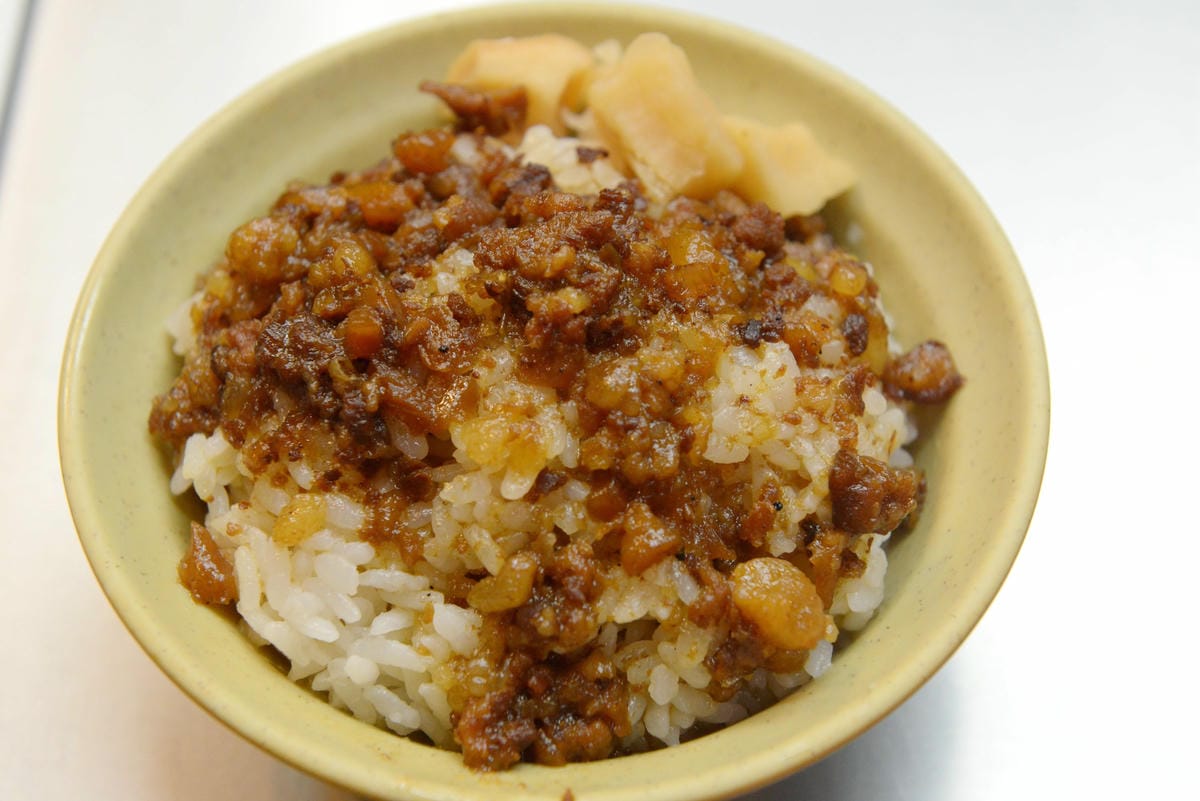 [基隆仁愛]林家祖傳沙茶魷魚羹 & 福記小吃 – “仁愛市場”美食名攤,祖傳湯頭的沙茶魷魚羹 & 美食節目推薦的炒飯。