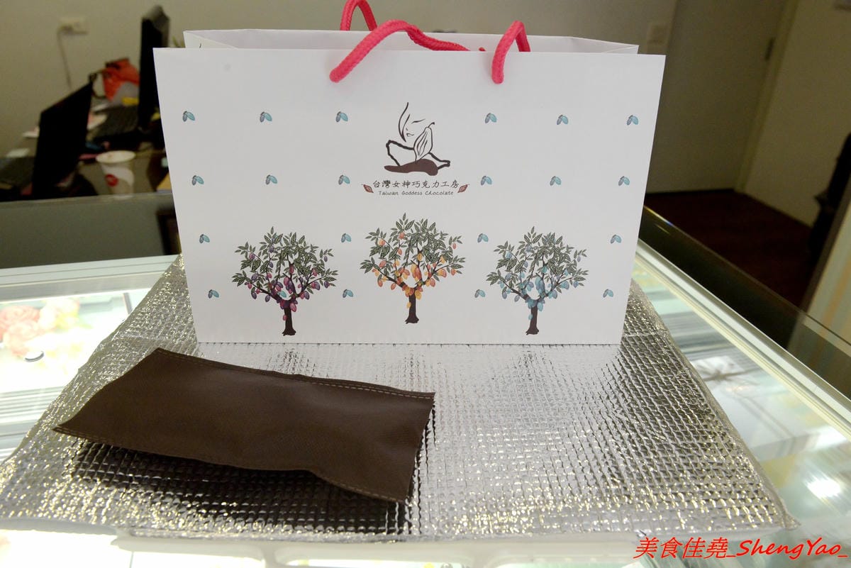 [台中大甲]台灣女神巧克力工房 – 台灣首款美甲造型的巧克力,女性族群量身打造,份量輕巧、熱量低,適合想吃巧克力但又怕吃太多會發胖的女生,目前還有推出中秋節禮盒(店家邀約)。