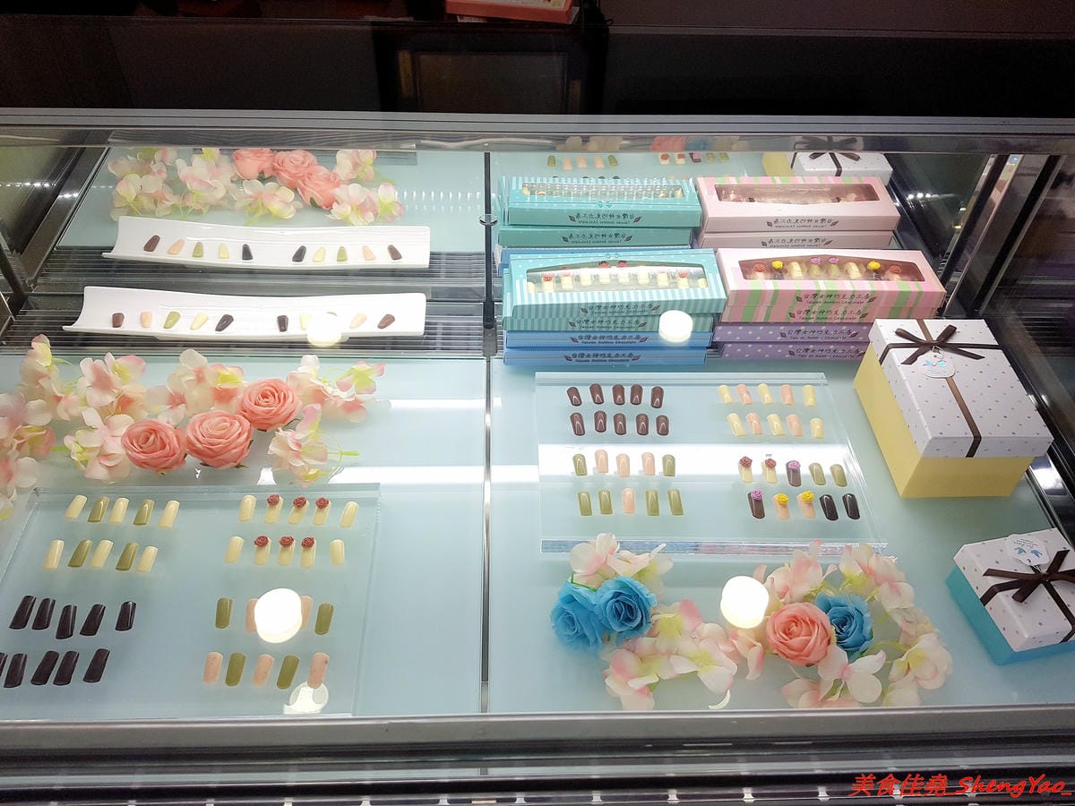 [台中大甲]台灣女神巧克力工房 – 台灣首款美甲造型的巧克力,女性族群量身打造,份量輕巧、熱量低,適合想吃巧克力但又怕吃太多會發胖的女生,目前還有推出中秋節禮盒(店家邀約)。