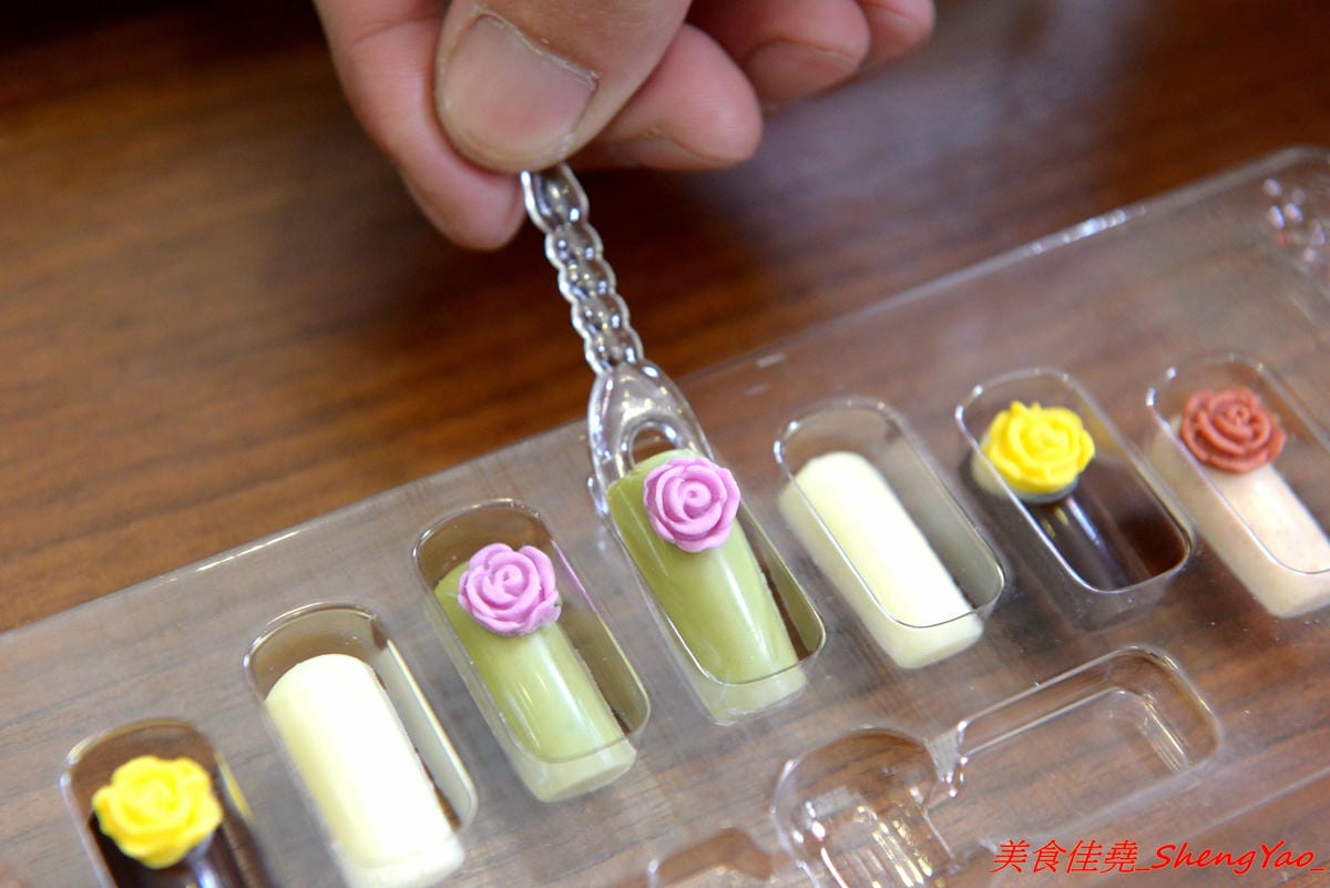 [台中大甲]台灣女神巧克力工房 – 台灣首款美甲造型的巧克力,女性族群量身打造,份量輕巧、熱量低,適合想吃巧克力但又怕吃太多會發胖的女生,目前還有推出中秋節禮盒(店家邀約)。