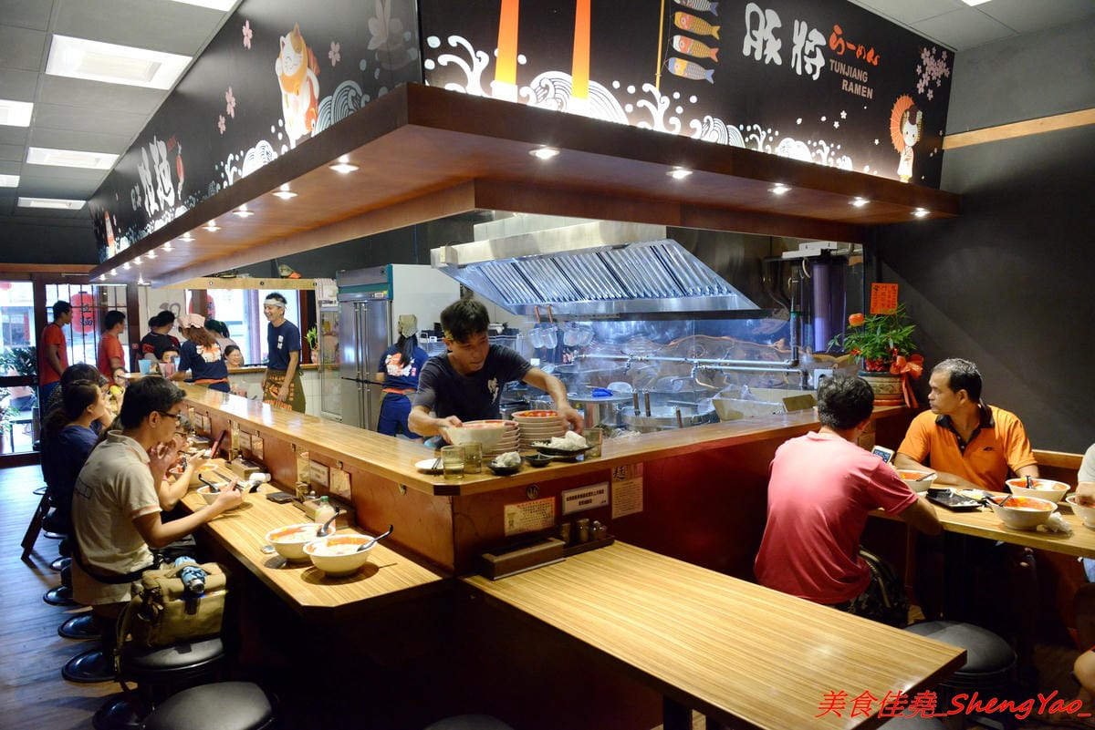 [台中大甲]豚將拉麵大甲日南店 – 大甲日南新開的高C/P值平價拉麵店,拉麵最便宜只要55元,湯頭水準不差,平日還可享有無限次加麵,位在日南火車站附近,吃完還可以逛古蹟日南車站、走走九張犁散