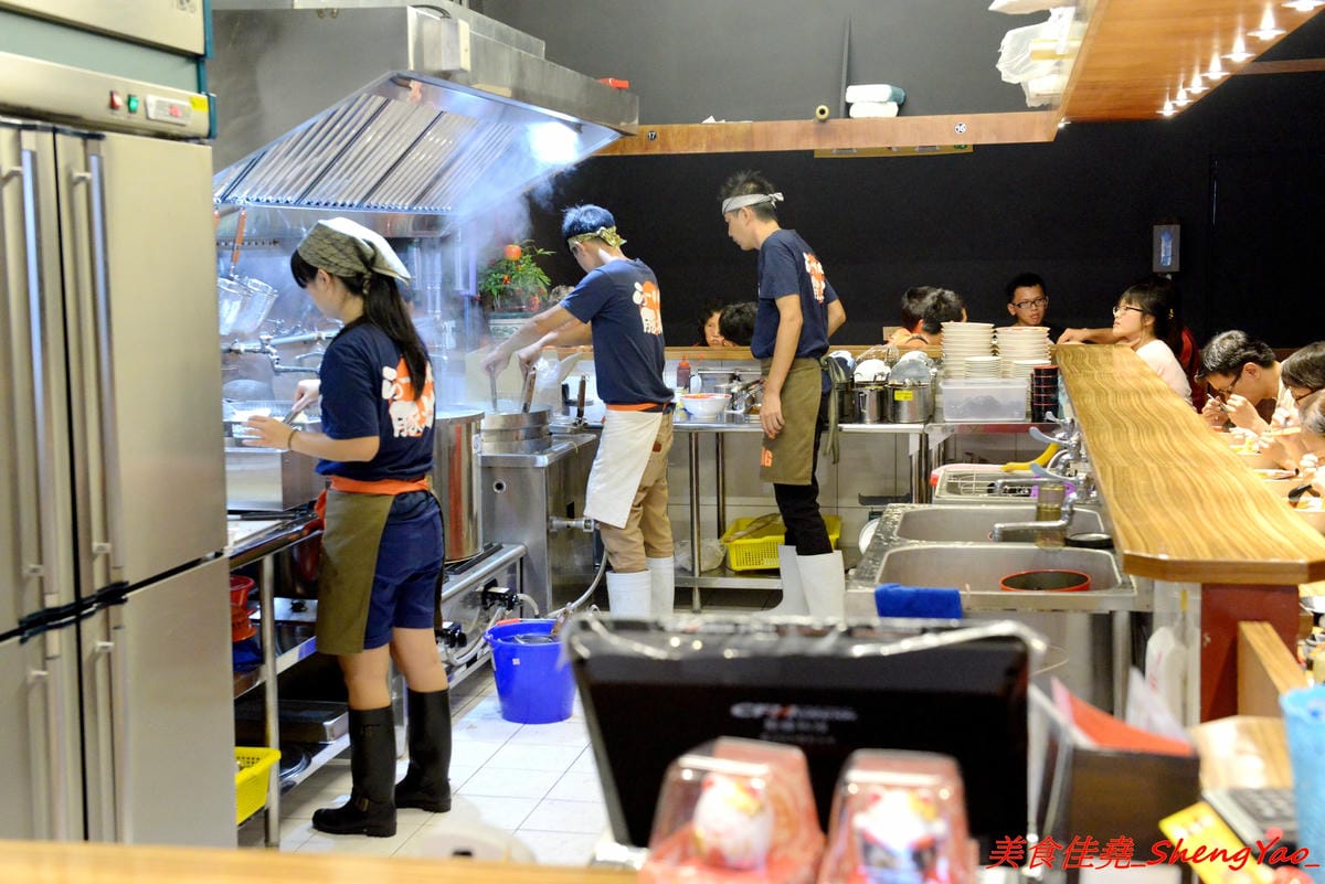[台中大甲]豚將拉麵大甲日南店 – 大甲日南新開的高C/P值平價拉麵店,拉麵最便宜只要55元,湯頭水準不差,平日還可享有無限次加麵,位在日南火車站附近,吃完還可以逛古蹟日南車站、走走九張犁散