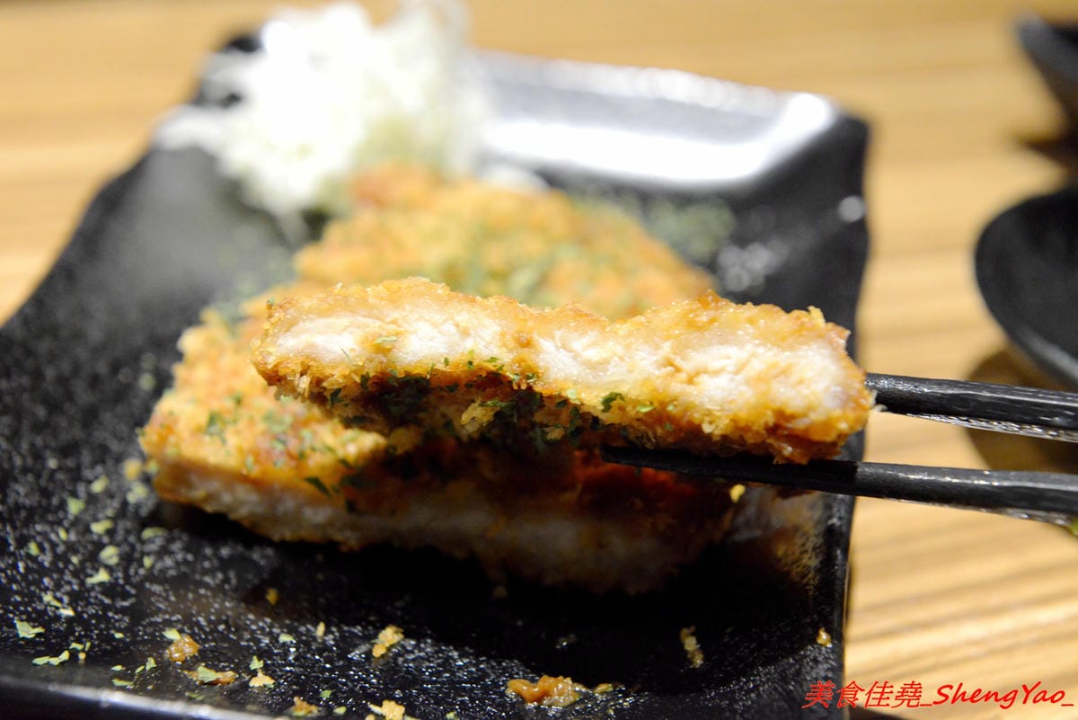 [台中大甲]豚將拉麵大甲日南店 – 大甲日南新開的高C/P值平價拉麵店,拉麵最便宜只要55元,湯頭水準不差,平日還可享有無限次加麵,位在日南火車站附近,吃完還可以逛古蹟日南車站、走走九張犁散