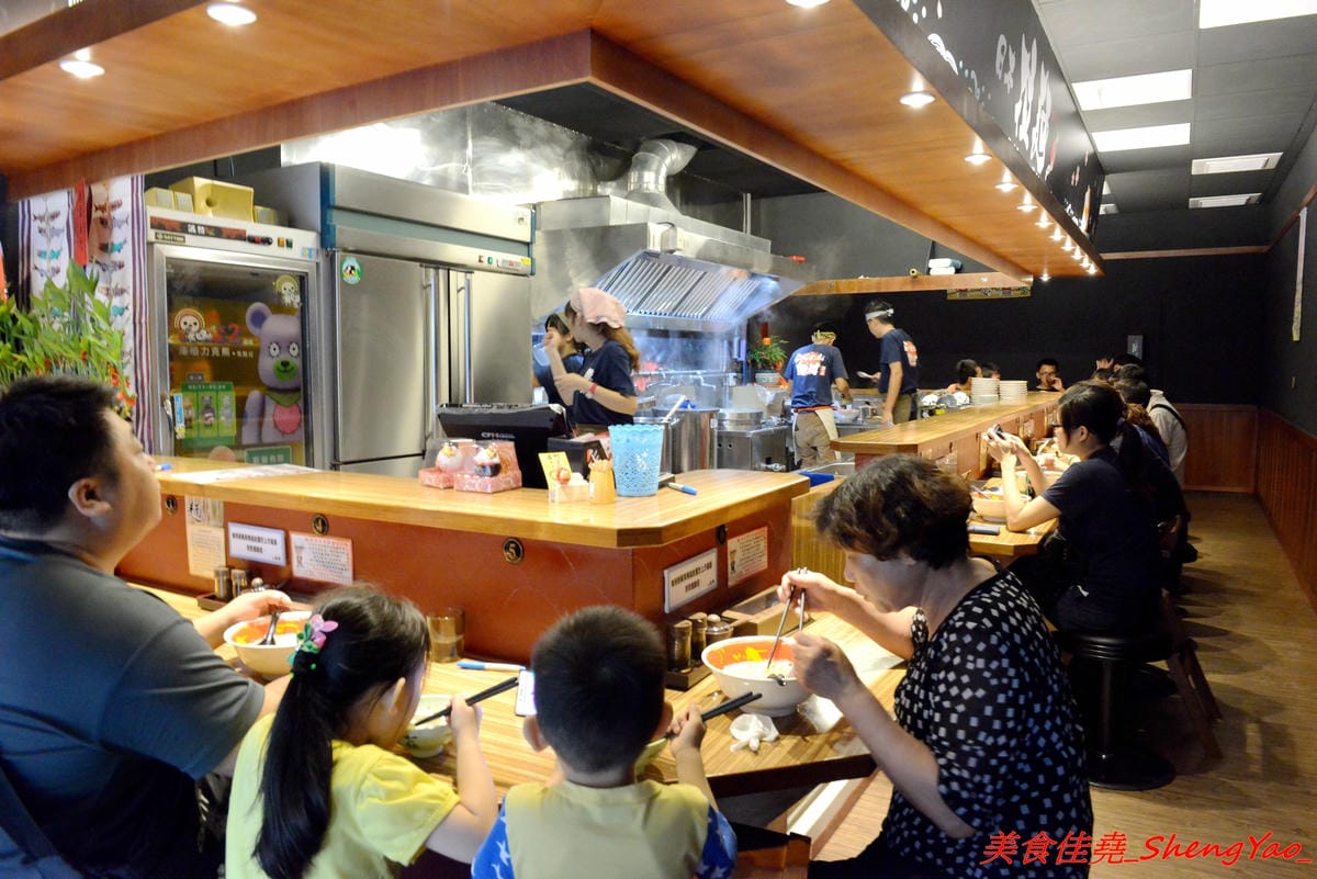 [台中大甲]豚將拉麵大甲日南店 – 大甲日南新開的高C/P值平價拉麵店,拉麵最便宜只要55元,湯頭水準不差,平日還可享有無限次加麵,位在日南火車站附近,吃完還可以逛古蹟日南車站、走走九張犁散