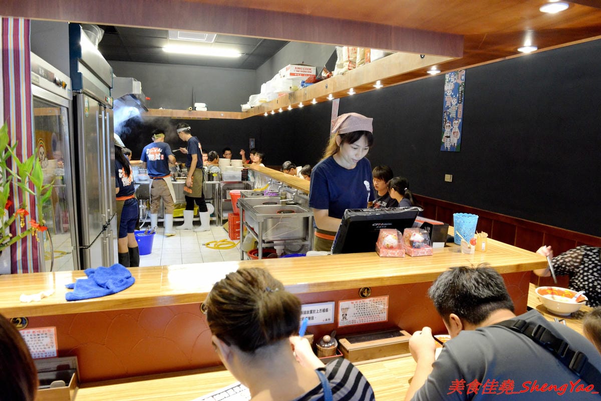 [台中大甲]豚將拉麵大甲日南店 – 大甲日南新開的高C/P值平價拉麵店,拉麵最便宜只要55元,湯頭水準不差,平日還可享有無限次加麵,位在日南火車站附近,吃完還可以逛古蹟日南車站、走走九張犁散