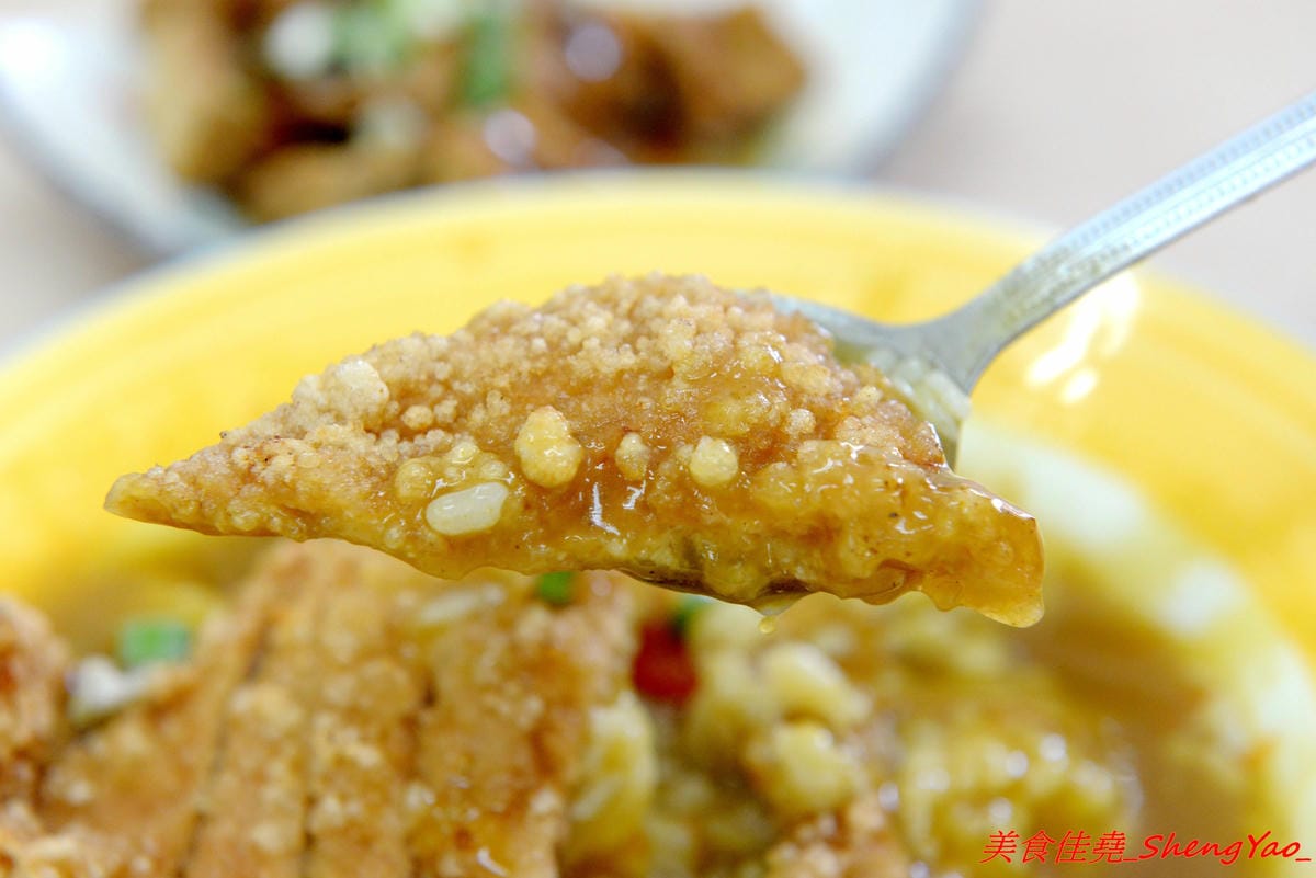 [台中清水]味鄉美食館 – 清水網友推薦的好吃咖哩豬排飯,台式咖哩味道順口,炸豬排份量超大塊,一份65元就讓人吃得很滿足。