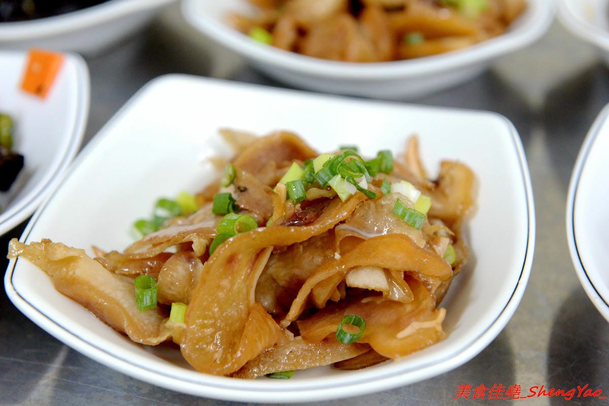 [台中清水]魯肉飯之家 二訪 – 食尚玩家報導過的隱藏版小吃老店搬新家了,招牌梅花豬排依舊無敵好吃,多達10幾種的特色小菜還是讓人難以抉擇。