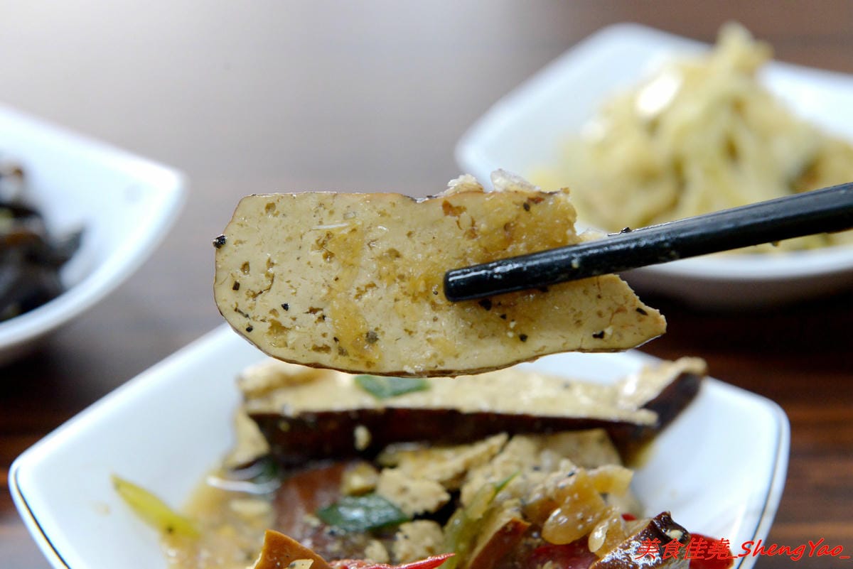 [台中清水]魯肉飯之家 二訪 – 食尚玩家報導過的隱藏版小吃老店搬新家了,招牌梅花豬排依舊無敵好吃,多達10幾種的特色小菜還是讓人難以抉擇。