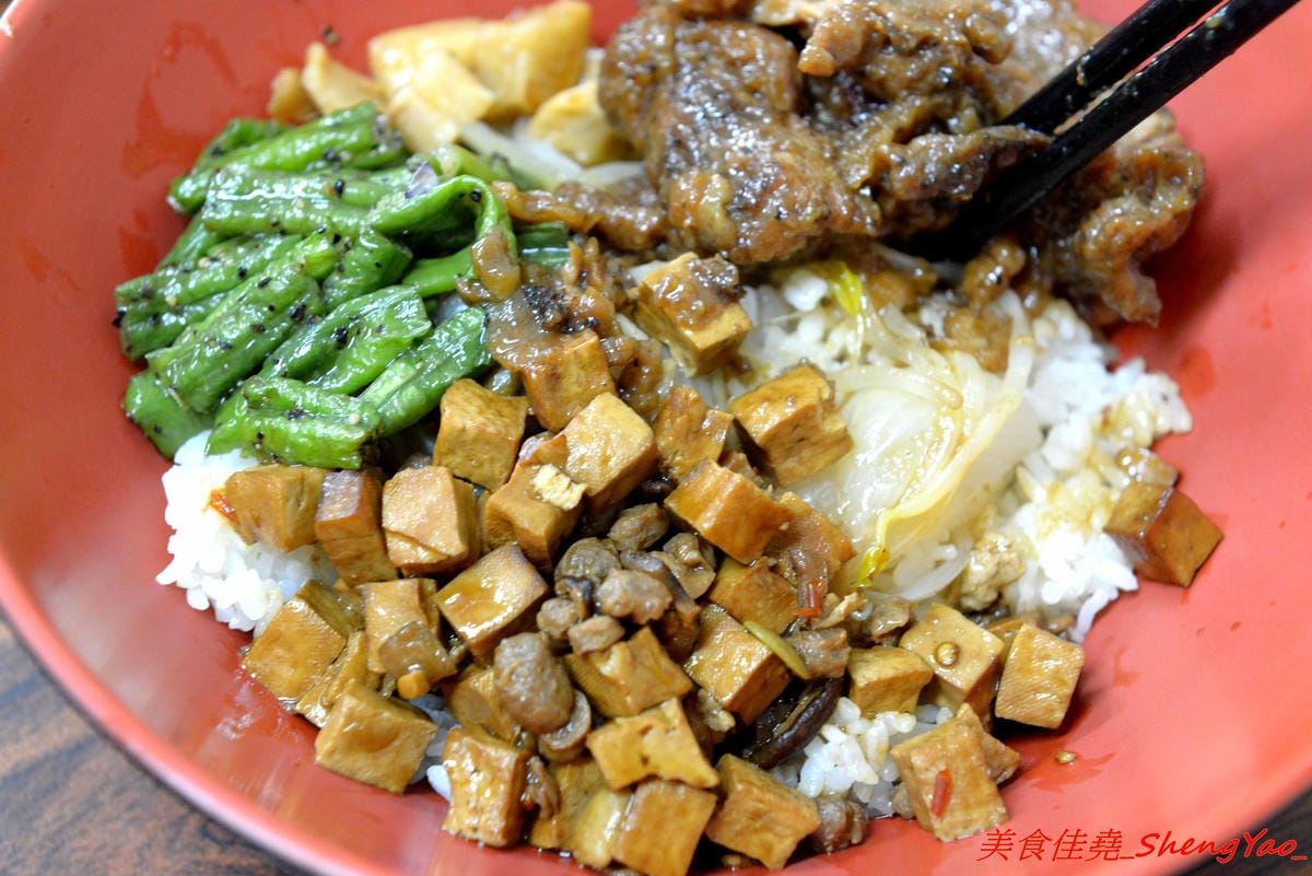[台中清水]魯肉飯之家 二訪 – 食尚玩家報導過的隱藏版小吃老店搬新家了,招牌梅花豬排依舊無敵好吃,多達10幾種的特色小菜還是讓人難以抉擇。