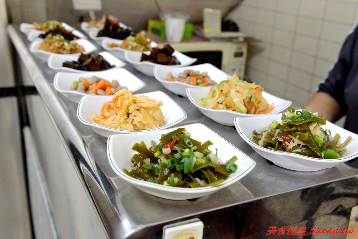 [台中清水]魯肉飯之家 二訪 – 食尚玩家報導過的隱藏版小吃老店搬新家了,招牌梅花豬排依舊無敵好吃,多達10幾種的特色小菜還是讓人難以抉擇。
